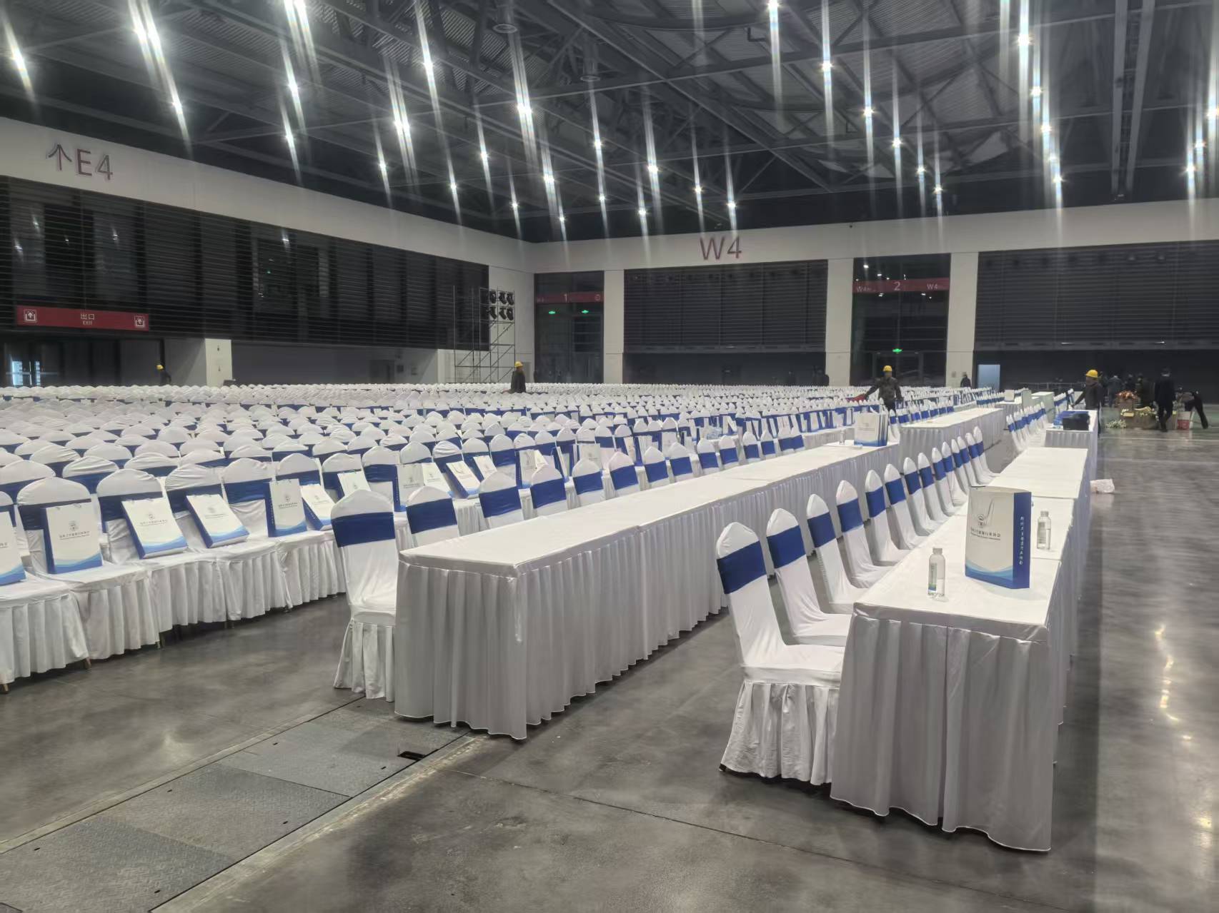 武汉会议桌椅出租公司华之熠，展会赛事桌子椅子沙发布场